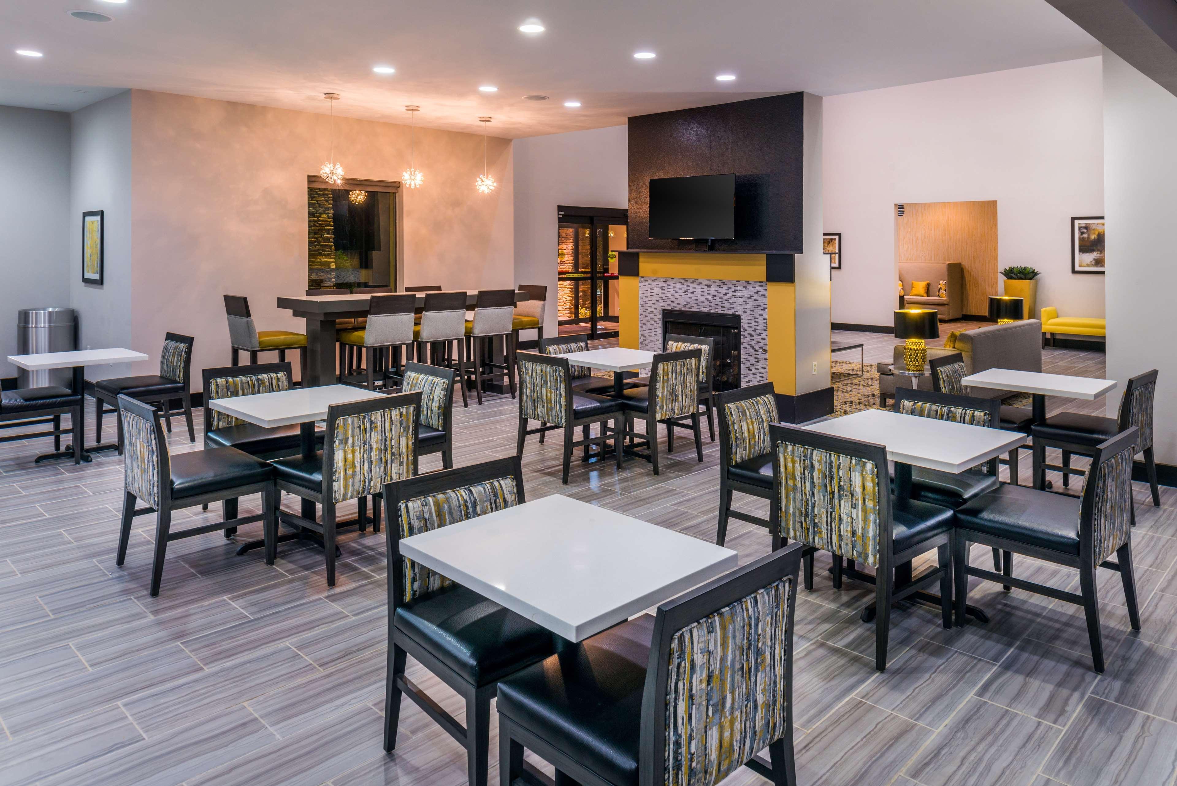 Best Western Plus Regency Park Walker Exterior photo