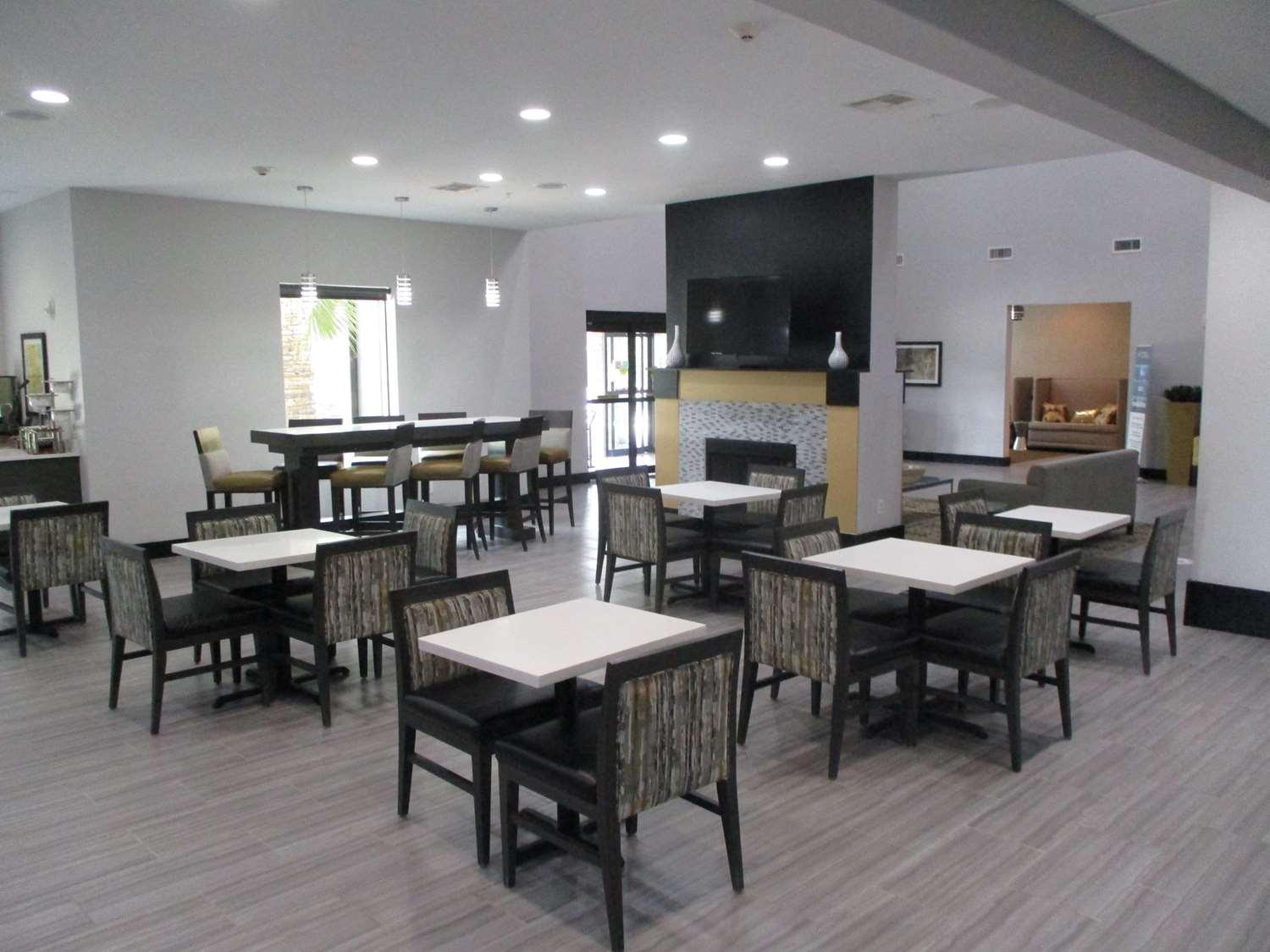 Best Western Plus Regency Park Walker Exterior photo