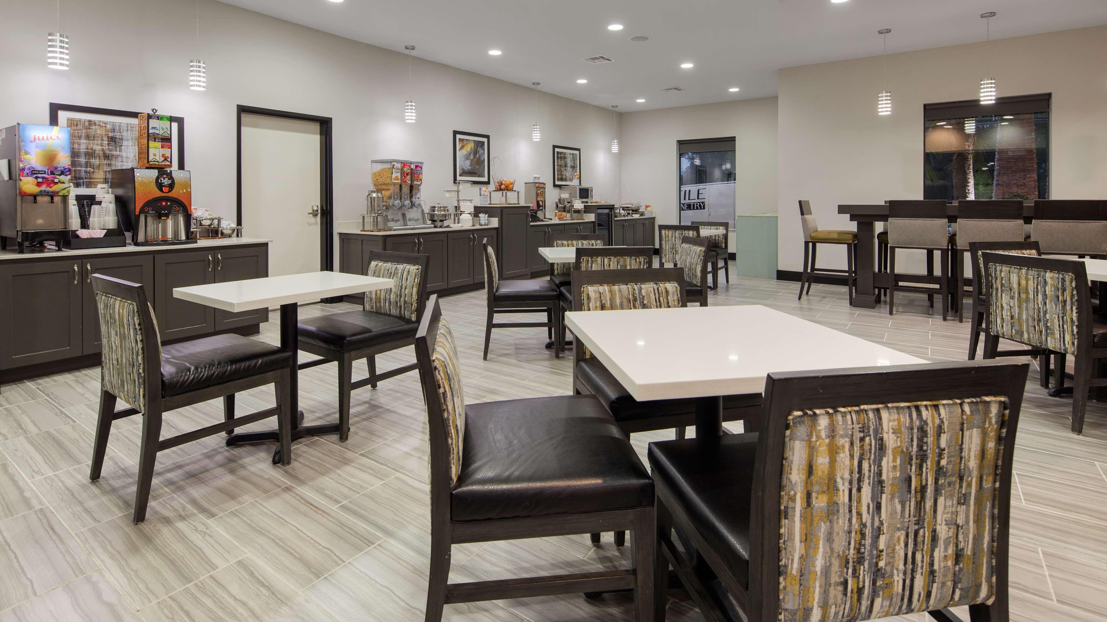 Best Western Plus Regency Park Walker Exterior photo