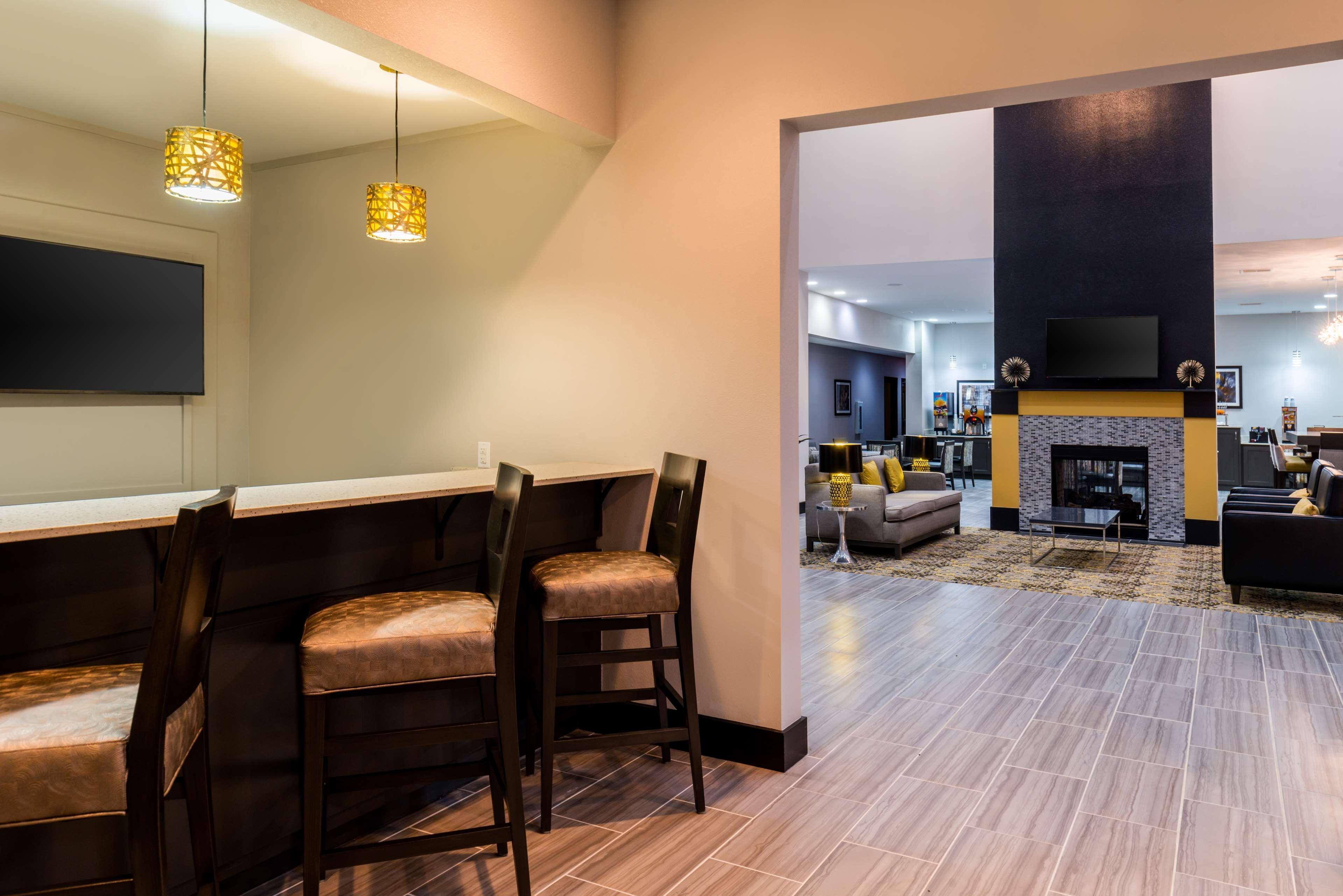 Best Western Plus Regency Park Walker Exterior photo