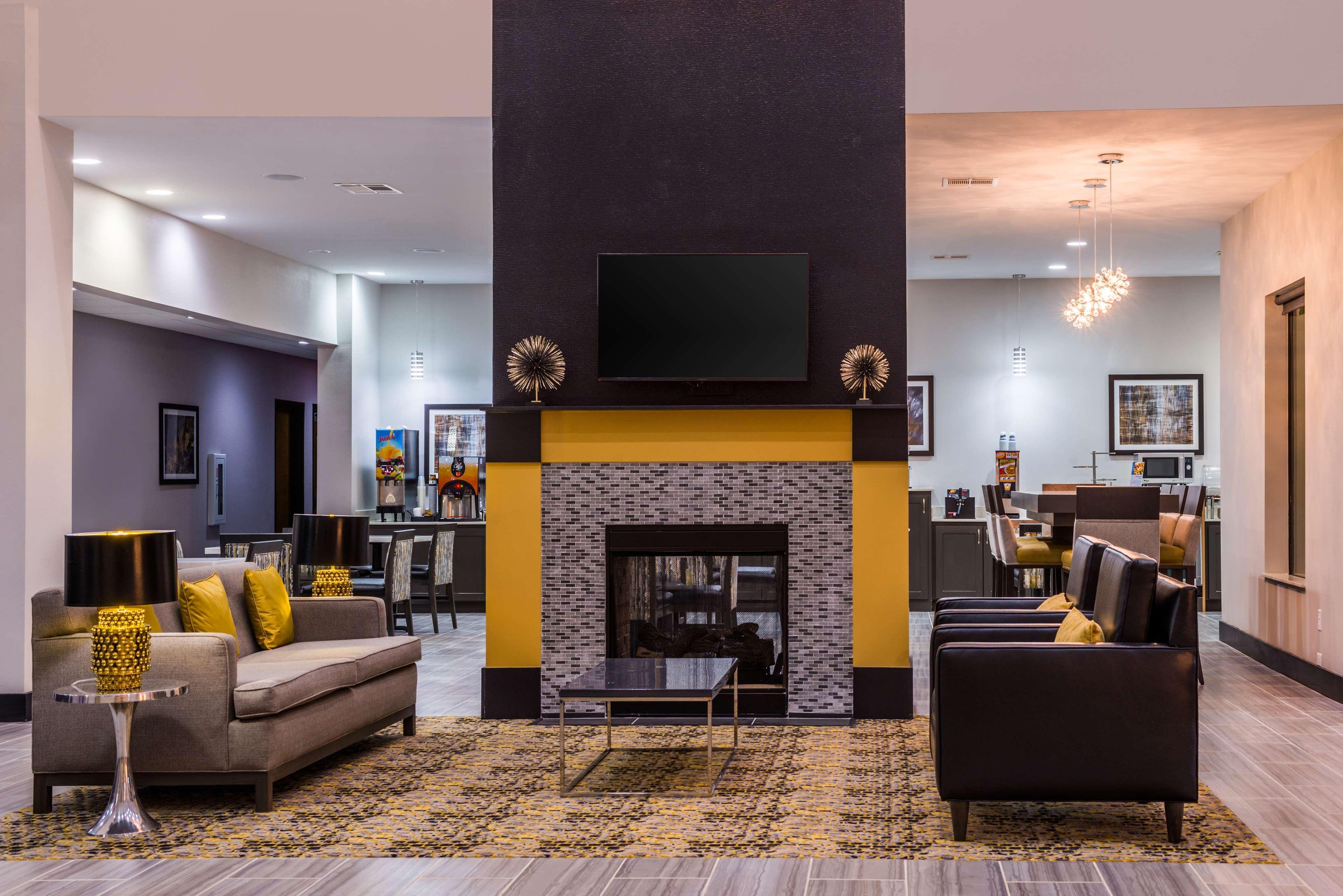 Best Western Plus Regency Park Walker Exterior photo