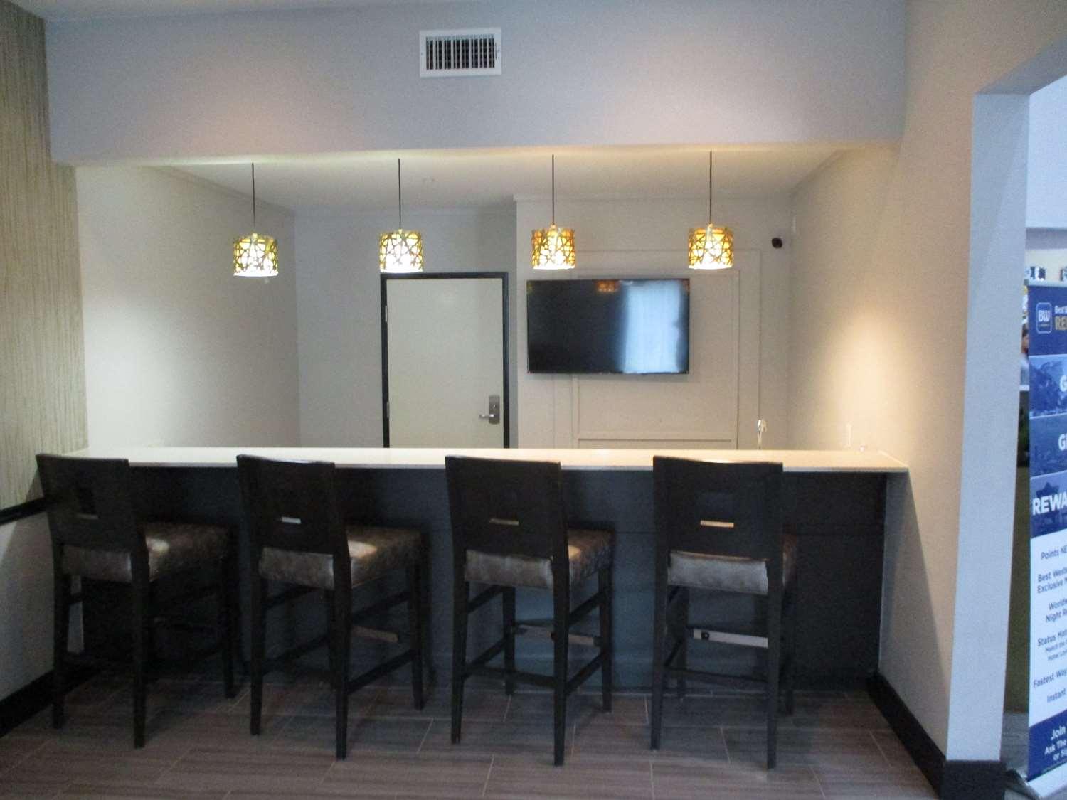 Best Western Plus Regency Park Walker Exterior photo