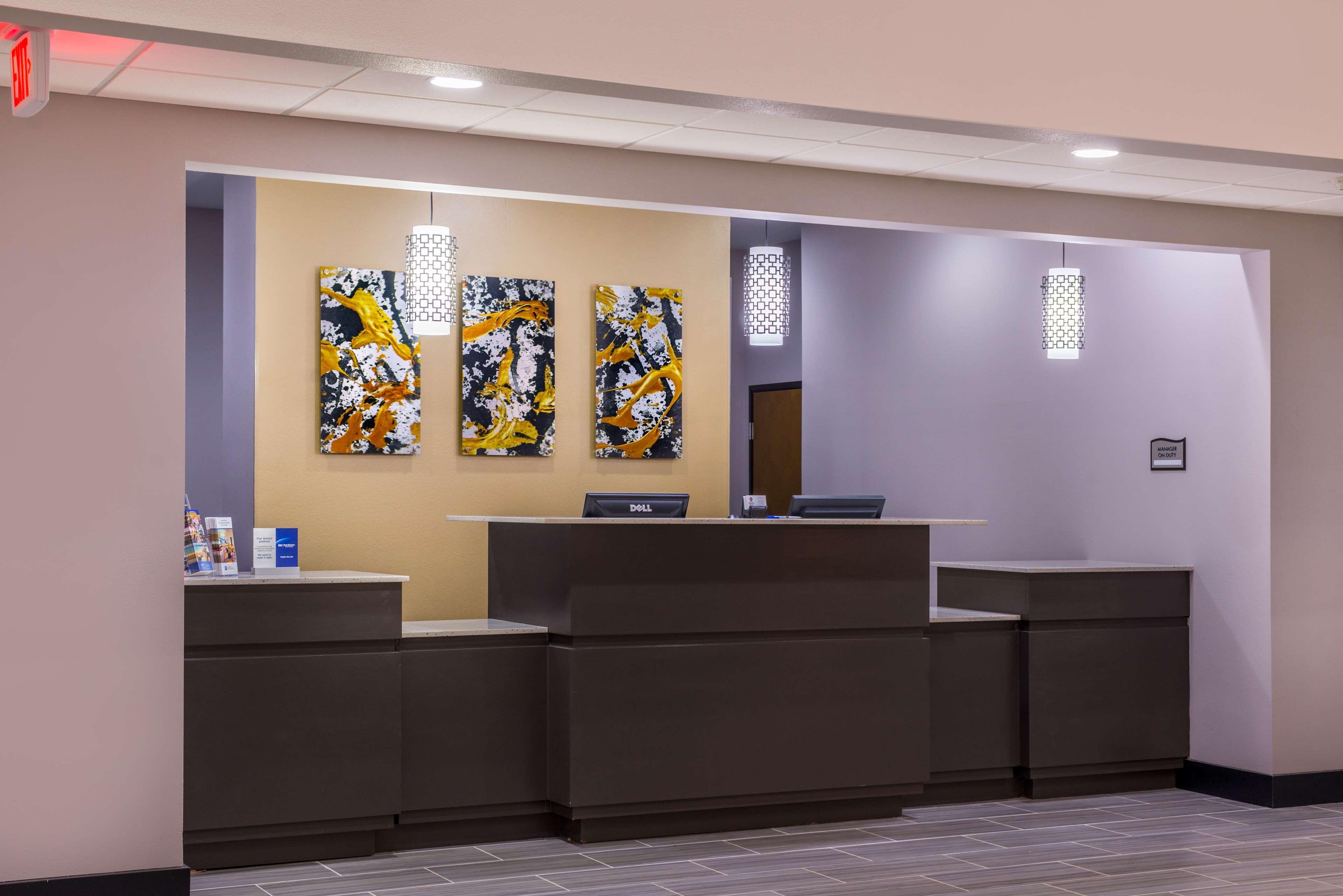 Best Western Plus Regency Park Walker Exterior photo